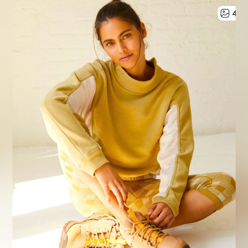 FP Movement Patched Up Pullover
Sweatshirt Honey Wheat Combo small - Picture 4 of 13